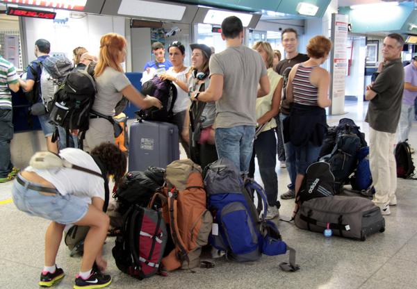 Turisti all'aeroporto di Fiumicino © ANSA 