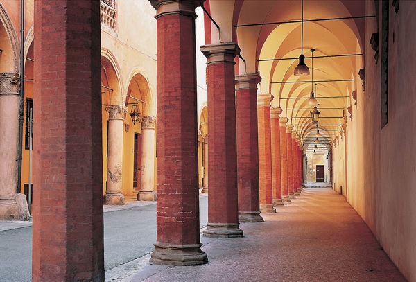 Un'immagine dei portici di Bologna © ANSA