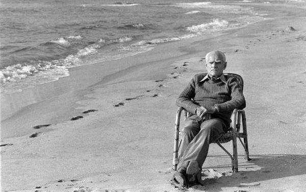 lo scrittore Alberto Moravia sulla spiaggia di Sabaudia © ANSA