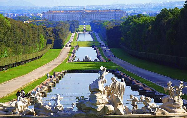 10 palazzi reali da visitare. la maestosa Reggia di Caserta e il suo parco © ANSA