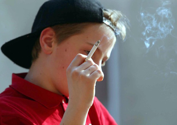 Un ragazzino  che fuma (foto d'archivio) © ANSA 