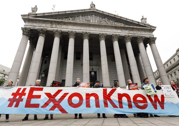 Exxon Mobile Fraud Case in New York © EPA