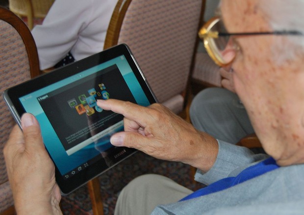 Anziani Anziani più 'multitasking' grazie ai giochi on line (fonte: Sigismund von Dobschütz, Wikipedia) © Ansa