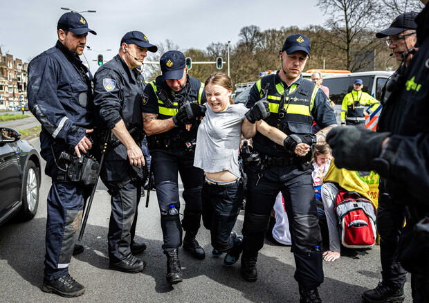 Greta Thunberg fermata a una manifestazione all'Aja © EPA