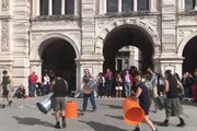 Stomp arriva a Trieste, flash mob artisti in piazza