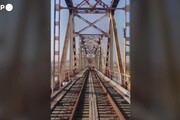 Diplomatici russi via dalla Corea del Nord su un carrello ferroviario