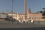 Folla di gente al centro di Roma a passeggio tra i negozi di via del Corso
