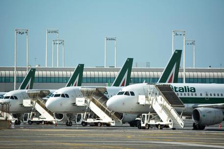 Alcuni aerei della flotta Alitalia in sosta all'aeroporto di Roma Leonardo Da Vinci a Fiumicino © ANSA
