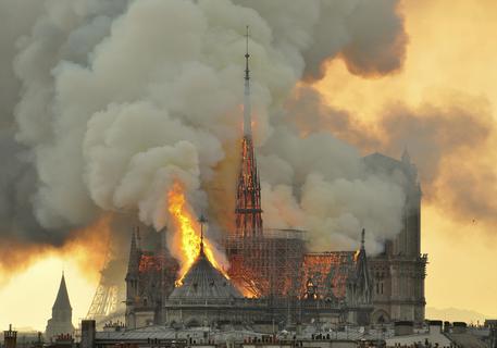 L'incendio che ha distrutto la cattedrale di Notre-Dame © AP