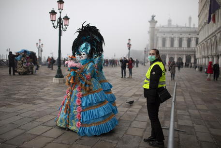 Una immagine di Venezia con il Carnevale © EPA