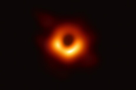 Imagem histórica de buraco negro revelada em 2019