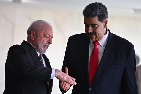 Lula e Maduro durante encontro no Palácio do Planalto