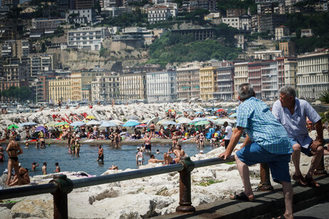 Praia lotada em Nápoles, sul da Itália, em meio a onda de calor