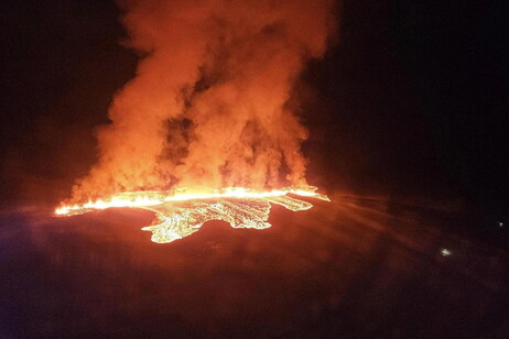 Islândia declara estado de emergência por erupção de vulcão