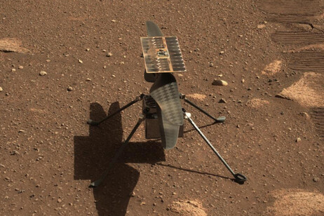 Imagem do drone Ingenuity no solo de Marte