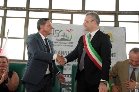 Prefeito de Santos e vice de Gênova assinaram acordo (Foto: Francisco Arrais)