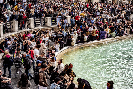 Centenas de turistas lotam Fontana di Trevi, no centro de Roma