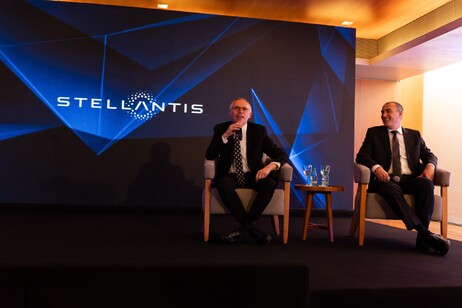 Carlos Tavares, CEO da Stellantis, e Emanuele Cappellano, presidente do grupo para a América do Sul (foto: Stellantis)