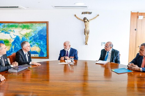 Reunião de executivos da Stellantis com presidente Lula e ministros no Planalto (foto: Ricardo Stuckert)
