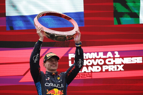 Tricampeão mundial terminou na frente de Lando Norris, da McLaren, e de seu companheiro de equipe, Sergio Pérez