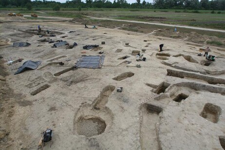 Gli scavi condotti dall'Università Eötvös Loránd presso il cimitero del periodo avaro di Rákóczifalva (fonte. Istituto di Scienze Archeologiche, Múzeum dell'Università Eötvös Loránd, Budapest, Ungheria)