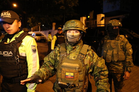 Policiais equatorianos diante da embaixada do México em Quito