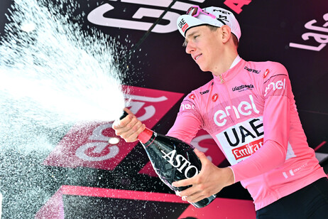 Tadej Pogacar celebra vitória na 7ª etapa do Giro d'Italia
