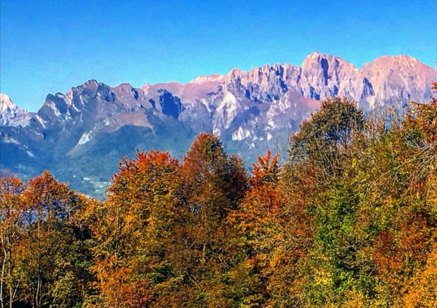 Nelle Dolomiti tra i colori dell’autunno © Ansa