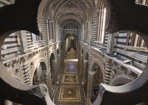 Scopertura straordinaria del pavimento del Duomo di Siena © ANSA