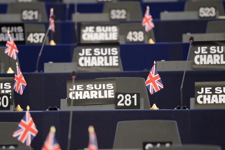 'Je Suis Charlie ' sui banchi del parlamento di Strasburgo © ANSA/EPA