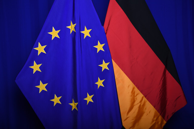 Le bandiere dell 'Europa e della Germania - RIPRODUZIONE RISERVATA