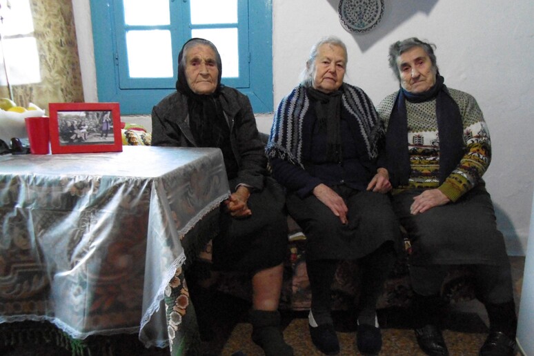 Nella foto Maritsa Mavrapidou (a destra), la nonna di Lesbo che aiutava i migranti © ANSA/EPA