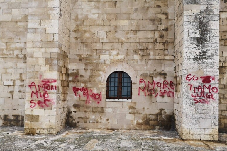 Le scritte sul muro della cattedrale di Trani in un post del sindaco Amedeo Bottaro su facebook - RIPRODUZIONE RISERVATA