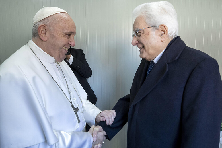 Il presidente della Repubblica Sergio Mattarella con Papa Francesco - RIPRODUZIONE RISERVATA