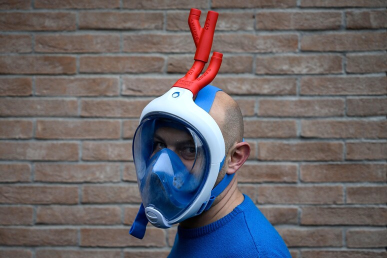 Maschera sub diventa respiratore con stampa 3D da casa © ANSA/AFP