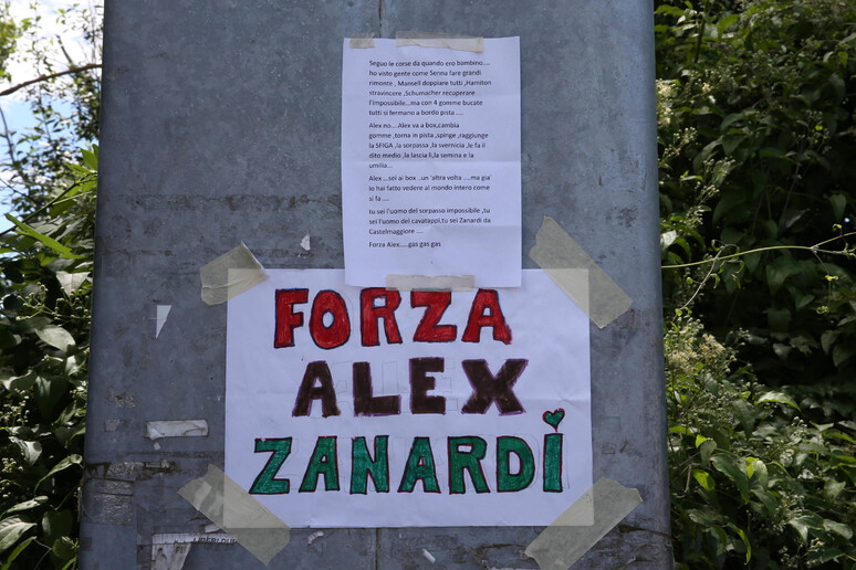 Un omaggio dei tifosi nel punto dell 'incidente di Alex Zanardi  con la sua  Pienza (Siena) - RIPRODUZIONE RISERVATA