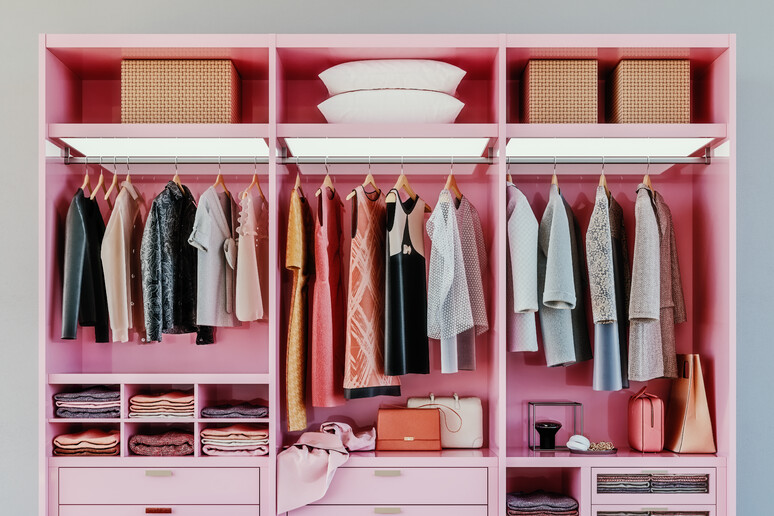 Un guardaroba organizzato e minimalista, foto iStock. - RIPRODUZIONE RISERVATA