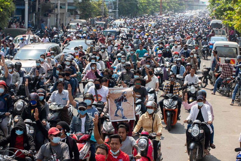 La folla a Mandalay © ANSA/AFP