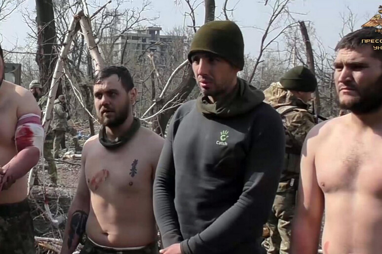 5 militari ucraini si sono arresi a Mariupol - RIPRODUZIONE RISERVATA